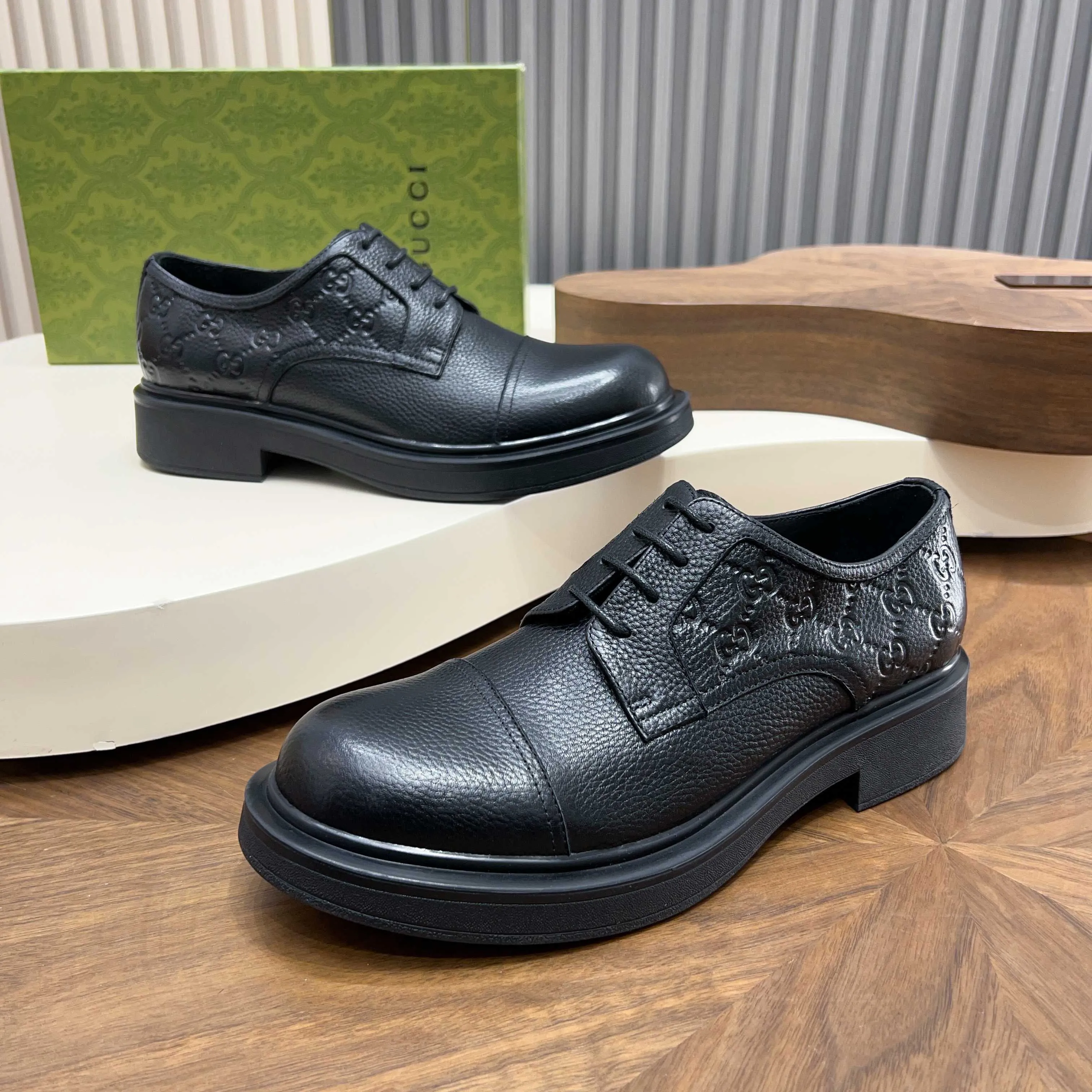 💰780 Gucci/Gucci new men’s lace-up shoes with GG details, matte cow leather derby shoes! The design of this men's lace-up shoe is rooted in the brand's heritage. Crafted from premium waxed cow leather, it is embellished with GG printed embossed suede leather details, a nod to Gucci's iconic monogram. The rubber sole decorated with GG pattern adds a touch of modern fashion to this design. Typical three-joint style design. European and American classic version, full calfskin lining. The overall upper texture is soft and the lining is comfortable and breathable. 2CM thickened soft rubber sole, easy to control. Versatile and stylish upper foot, multiple colors available to meet different matching needs, complete package! Size: 39-40-41-42-43-44 leather shoe size (38.45.46 can be customized)